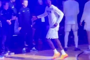 人气很高啊🔥杨百翰大学状元大热迪班萨被介绍入场~